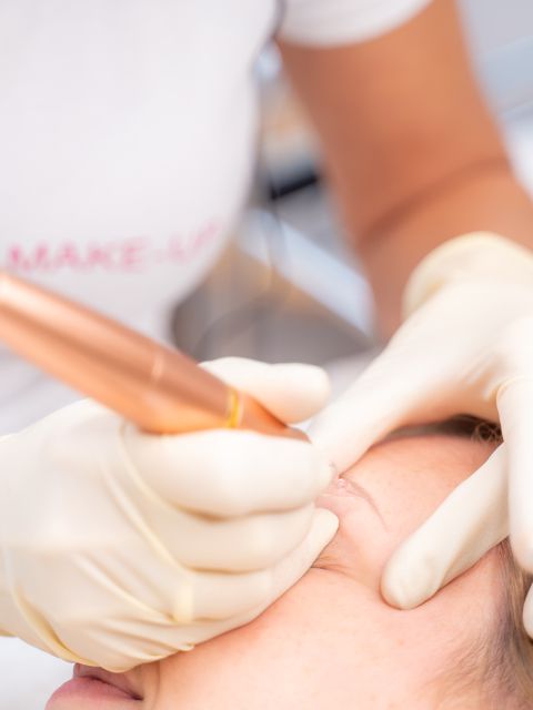 Frau bei einer Permanent Make-Up Augenbrauen-Behandlung